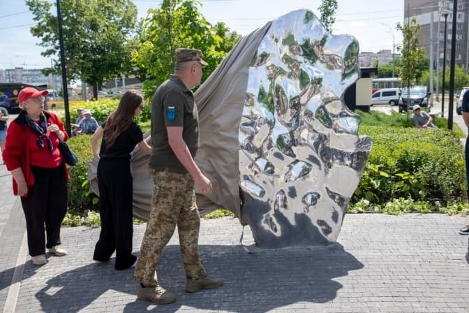 На Оболоні відкрили скульптуру подяки воїнам ТрО, які захищали Київ у лютому 2022-го