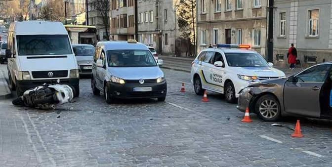 На вулиці Личаківській сталася ДТП: постраждав мотоцикліст