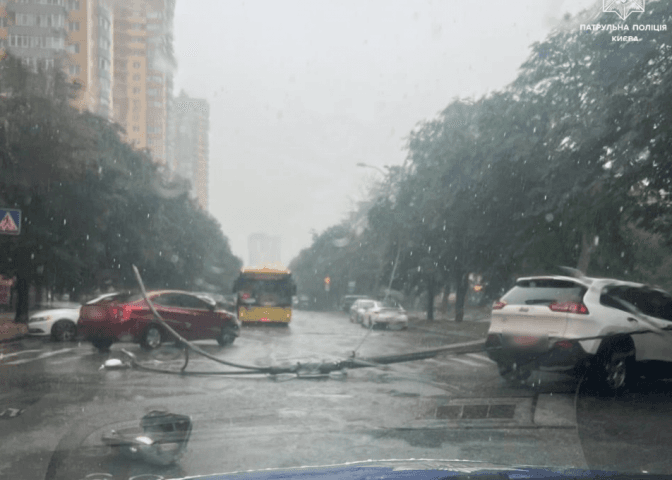 Через зливу у деяких районах Києва затримується рух транспорту