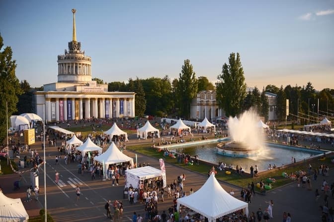 "Осінній урожай літератури". У вересні на ВДНГ відбудеться Фестиваль "Книжкова країна"