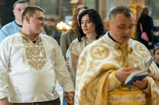 У Львові в Гарнізонному храмі повінчався військовий, який втратив ногу під Бахмутом