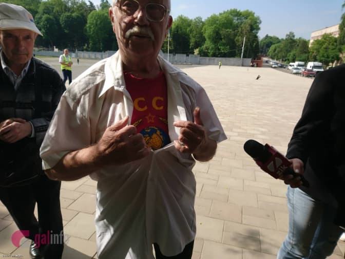 Поліція Львова затримала пенсіонера у футболці з комуністичною символікою. Фото