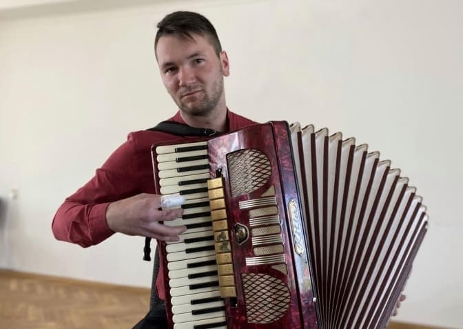 Львівські хірурги врятували пальці руки вчителю музики