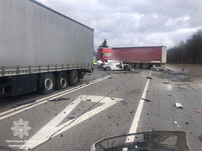 Через ДТП біля Львова суттєво ускладнений рух транспорту на трасі Київ – Чоп