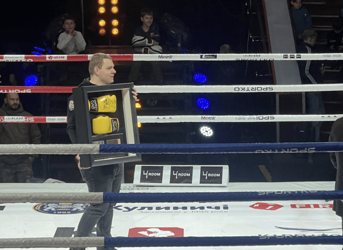 Рукавиці Усика допомогли зібрати частину коштів на відбудову музею Шухевича у Львові