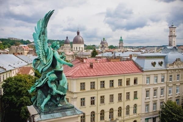 Вакцинація студентів від Covid-19 та офіційні звинувачення львівській вчительці. Головне