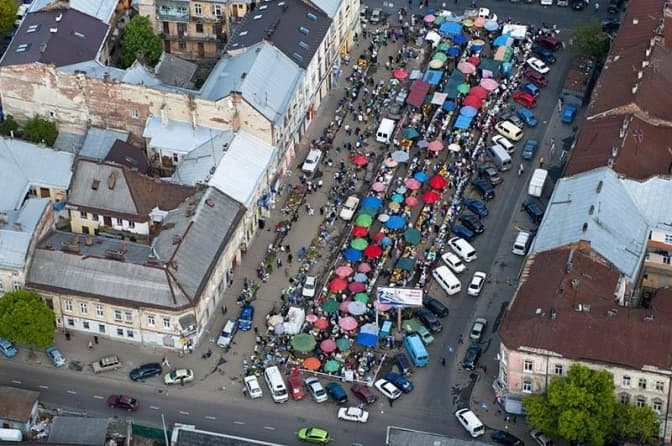 Історія львівської площі, що стала парковкою та скільки заробили голови судів Львова. Підсумки доби