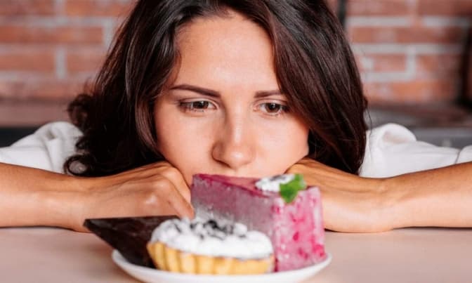 Їдять солодке, сидять в інтернеті і читають книги. Як українці борються із стресом