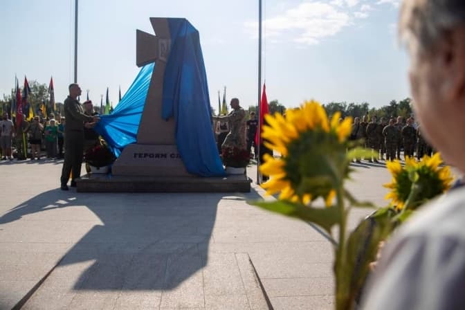 У Києві вшановують загиблих під час війни з Росією. Відкрито меморіальний монумент