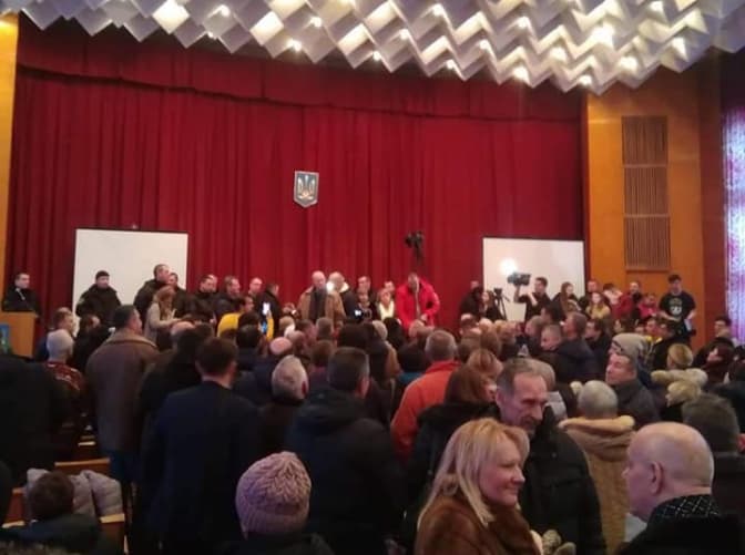 Як у Львові майже зірвали слухання щодо сміттєпереробного заводу. Відео