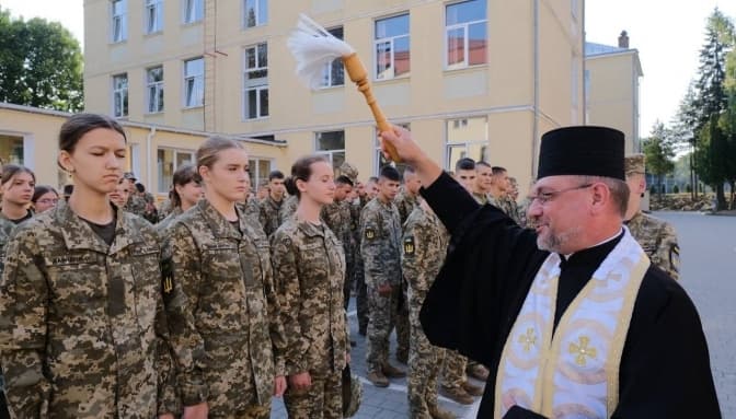 Вперше в історії. До львівського ліцею імені Героїв Крут вступили дівчата