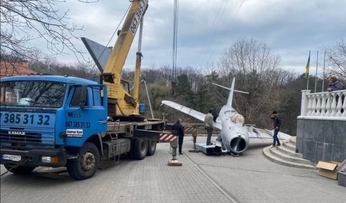 З території школи на Печерську в Києві прибрали радянський літак