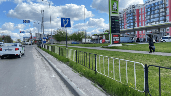 У Львові на ще кількох вулицях демонтують придорожнє огородження