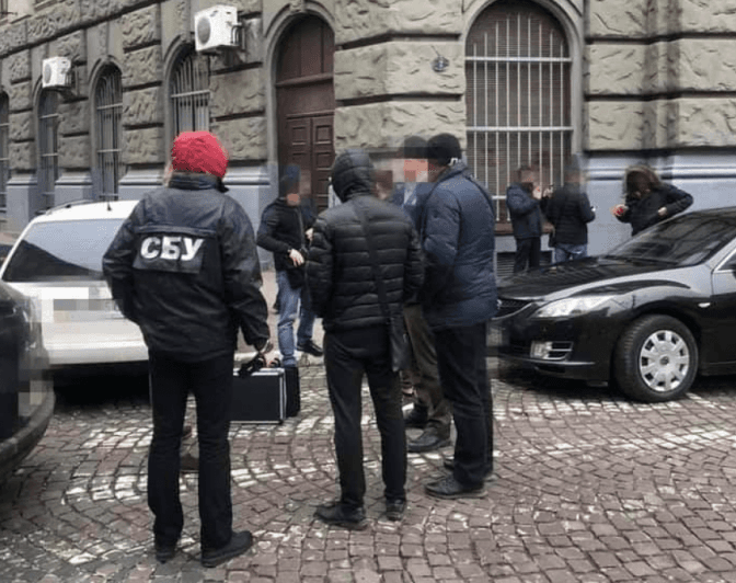 У Львові біля будівлі Нацполіції на хабарі затримали поліцейського