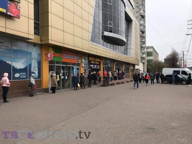Яка ситуація на ринках Львова перед Великоднем. Відео