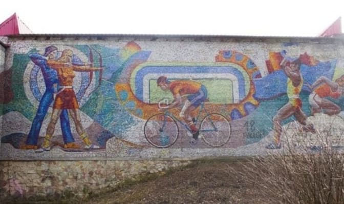 Мозаїку на фасаді стадіону СКА повернуть. Власник споруди закрив панно мінватою