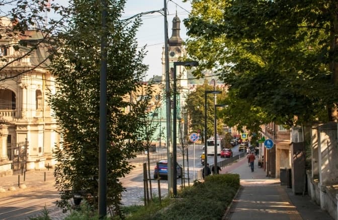 У Львові показали, як змінилася алея на Коперника. Фото до і після