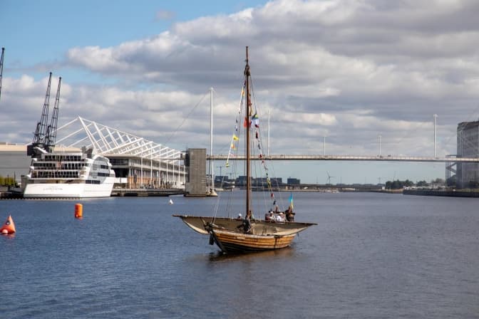 Легендарна козацька чайка «Пресвята Покрова», яку збудували у Львові, прибула до Лондона