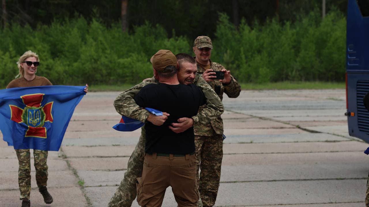 Фото з повернення українських військових додому 24 травня / Зі сторінки Володимира Зеленського