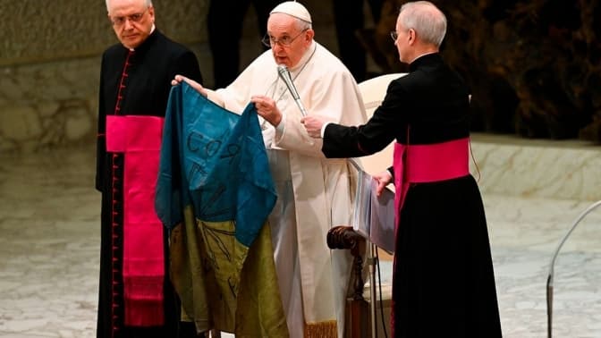 Папа Франциск із прапором України, 2022 рік