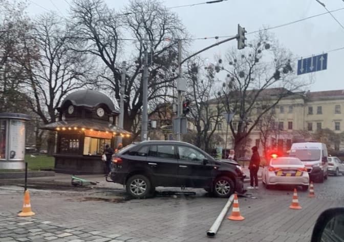 У центрі Львова водію стало погано за кермом. Він зніс електроопору та згодом помер