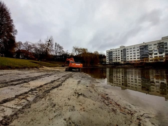 Продовжити очистку озер у Львові планують на початку літа