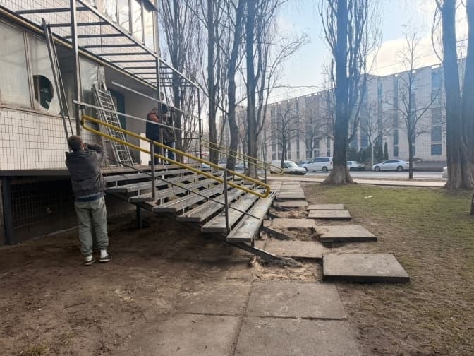 «Самозахват» землі та перекрита доріжка. Мешканці багатоповерхівки в Києві скаржаться на прибудову сходів до будинку