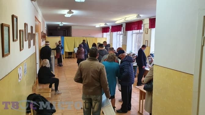 Львів'яни скаржаться на великі черги на дільницях. У чому причина