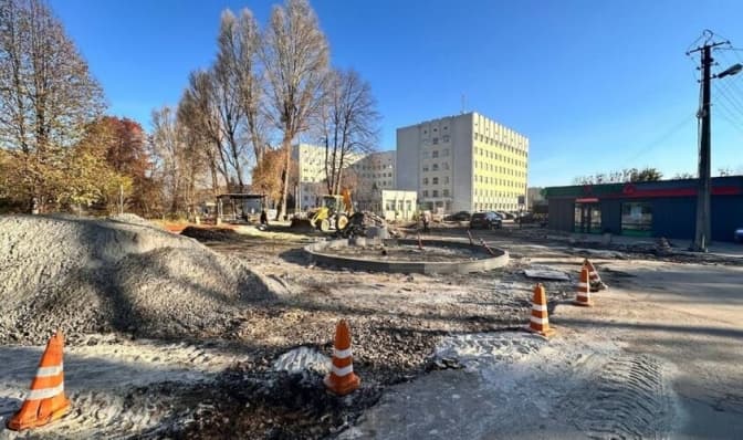 Біля онколікарні у Львові триває капремонт. Зупинку громадського транспорту перенесли