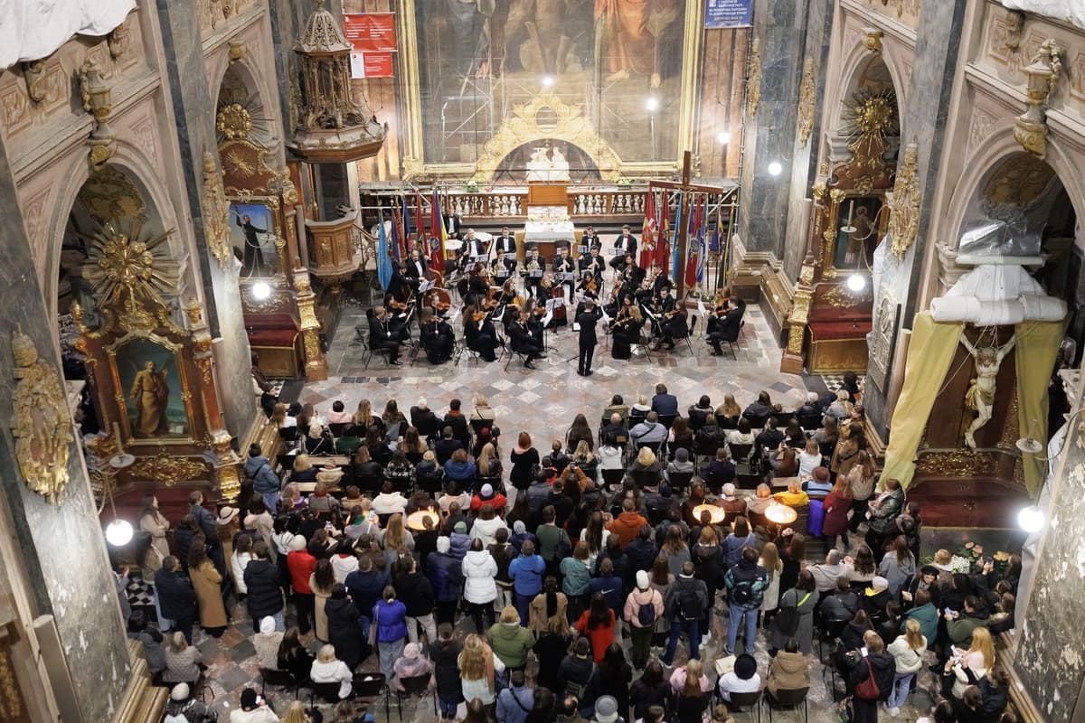 В Гарнізонному храмі пролунав «Щедрик». Триває збір коштів для ЗСУ