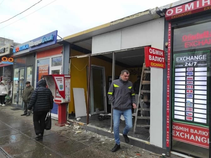 У Львові вдруге демонтують скандальний МАФ, де отруїлись люди