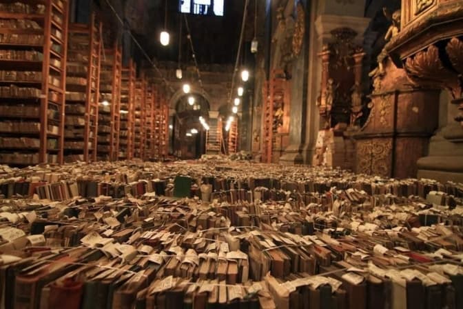 У Гарнізонному храмі у Львові відкрили виставку унікальних книг із приватних колекцій митрополитів УГКЦ