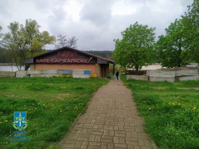 Суд зобов’язав підприємців знести кафе біля водойми у Святошинському районі Києва