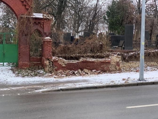 В Києві розбирають історичний паркан Байкового кладовища