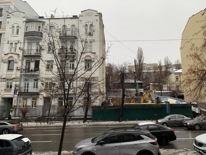 На Саксаганського в охоронній зоні пам'ятки, замість реконструкції 150-річної садиби почалося нове будівництво