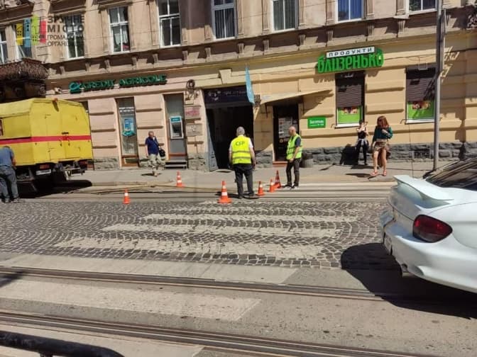 Від спеки на вулиці Франка у Львові викинуло рейки, трамваї тимчасово не курсують. Оновлено