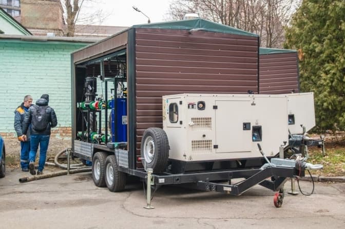 У Києві розгорнули мобільні котельні для обігріву лікарні, яка залишилась без тепла через ракетний обстріл