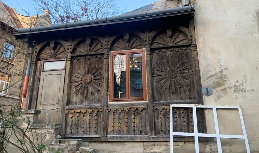 В будинку-пам'ятці у Львові, який постраждав від обстрілу, встановили дерев’яні вікна