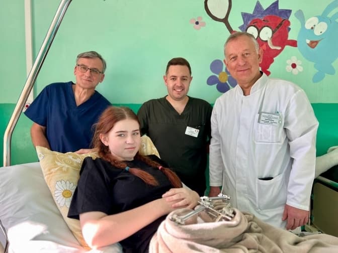 Пережила 13 операцій. У Львові лікують дівчинку, яка постраждала в ДТП