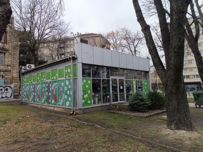 У Львові зобов'язали підприємця демонтувати незаконний квітковий павільйон