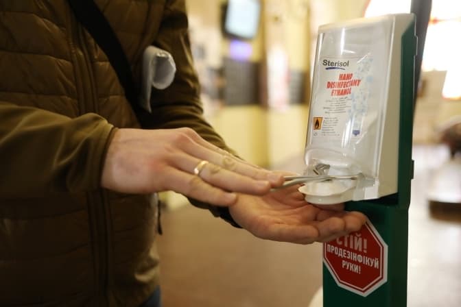 У місцях масового перебування людей у Львові встановлять антисептики для рук