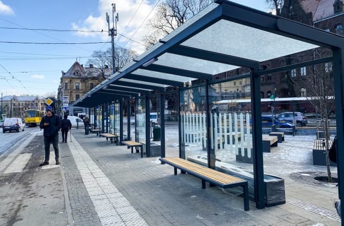 Який вигляд мають нові зупинки на Бандери у Львові. Фото