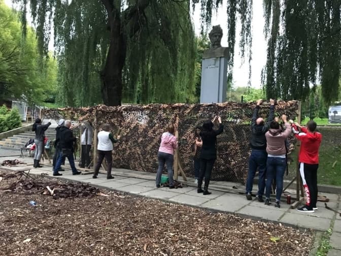 Львів’ян просять допомогти сплести сітку для українських вояків