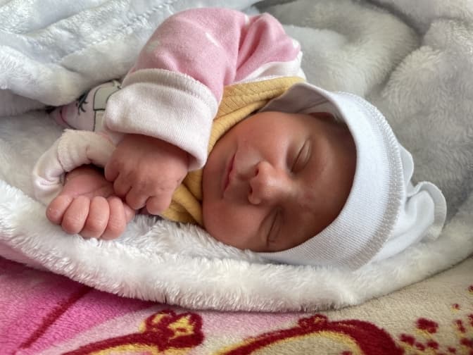 У львівському пологовому медики врятували життя матері та дитини під час складних передчасних пологів