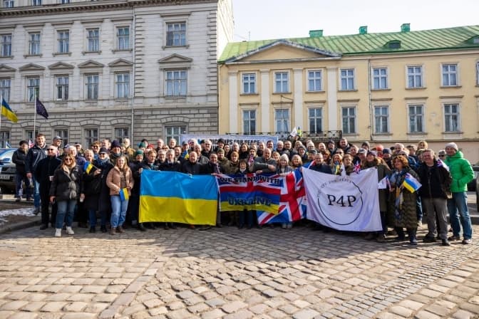 Британські волонтери передали ще 35 позашляховиків для ЗСУ. Фото