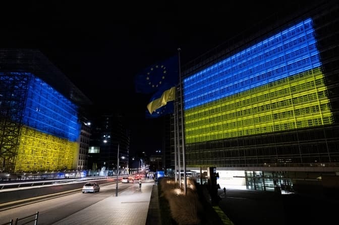 У містах ЄС підтримали Україну та засвітили чи виставили український прапор