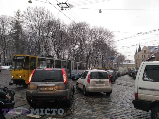 Ситуація на дорогах Львова: затор у центрі міста