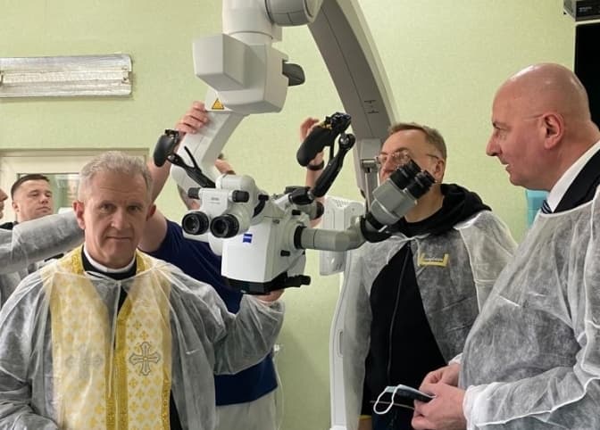УКУ разом із ексмером Вроцлава зібрали кошти на мікроскоп для військового госпіталю