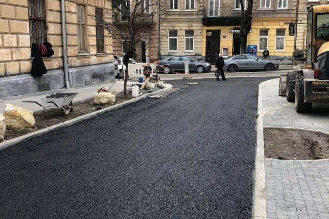 Біля військового госпіталю у Львові облаштовують доступний простір. Фото