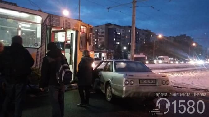 Ситуація на дорогах Львова: трамваї не курсують на Сихів через аварію. Фото